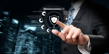 İş adamı siber güvenliğin özünü keşfeder. Siber koruma yöntemlerini, siber tehditleri derinlemesine araştır ve siber güvenlik duruşunu destekle. Siber Güvenlik Çağı FaaS 'ında yol almak için gerekli.