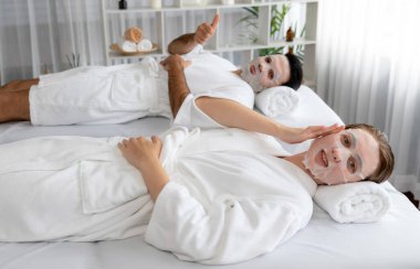 Kaplıca salonunun sakin, modern gündüz atmosferi, birkaç müşteri yüz maskesi takarak kendini yenilemeye çalışıyor. Yüz bakımı ve güzellik kozmetolojisi prosedürü. Sessiz.