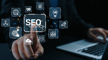 SEO görünürlüğünü geliştirmek için SEO konsepti, SEO ile ilgili dijital araçlar ve SEO performans simgeleri stratejik pazarlama için odaklanmış bir planda gösteriliyor. Elide