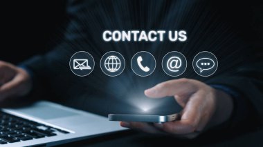 E- posta, web, telefon ve mesaj simgelerini gösteren UI konsepti. İletişim ve destek simgeleri iş iletişimini düzene sokmaya ve müşteri iletişim deneyimini geliştirmeye yardımcı olur. Elide