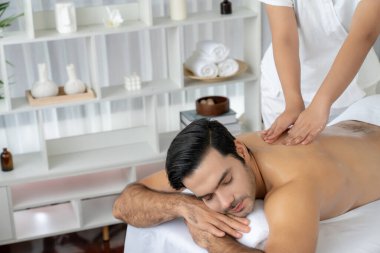 Kafkas erkek müşteri stres önleyici spa masajının keyfini çıkarıyor ve lüks otel veya oteldeki gündüz açık hava ortamında güzellik derisi eğlencesi ile şımartıyor. Sessiz.