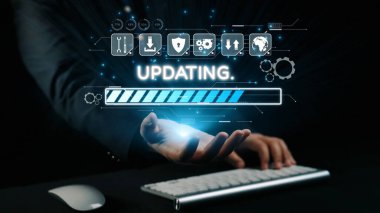 Zarif bir el, dijital çağdaki veri güncellemesini ve teknolojik ilerlemeyi sembolize ederek, yenilik ve etkileşimi ön plana çıkaran parlak bir ilerleme çubuğuna uzanıyor. Dörtgen