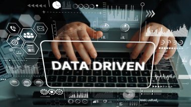 Modern Çalışma Alanı Çevresindeki Dijital Grafikler ve Bilgi İşletmeleri Uzmanı Analiz Verileri ile çevrilidir. Asemptotik akıllı veri analitiği.