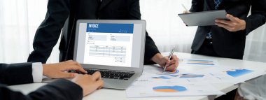 Muhasebe uygulamasından gelen fatura bilgisayar ekranında. Şirket işlerinin finans ve bütçesi için bilgisayar programı. canlı.