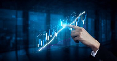 Bir işadamı, analitik, eğilimler ve stratejik büyüme olanaklarını gösteren modern bir ofiste dijital grafikler ve mali verilerle etkileşim içindedir. Etki