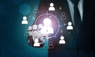 Yapay zeka, kullanıcı davranışlarını analiz ederek, tercihleri tahmin ederek ve müşteri ilişkileri için kampanyaları kişiselleştirerek hedef kitleyi geliştirir. Kefil