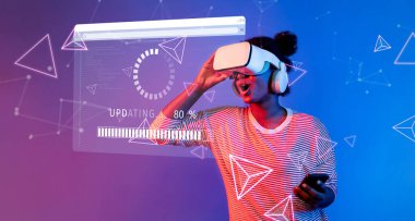 Bir kullanıcı sanal gerçeklik kulaklığıyla uğraşırken dijital ekranda bir güncelleme gelişiyor ve teknoloji ve yazılım gelişiminin heyecanını gözler önüne seriyor. XDMCP