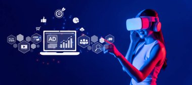 Bir kadın, sosyal medya simgeleri ve analitik grafiklerle çevrili dijital pazarlama kavramlarını keşfetmek için bir VR kulaklığı kullanarak reklamcılığın ve kullanıcı etkileşiminin geleceğini gösteriyor. XDMCP