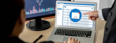 Bilgisayar ekranında canlı gösteren e-posta bildirim iletisi. Dijital pazarlama iletisi bilgi metni iş dünyasından müşteriye