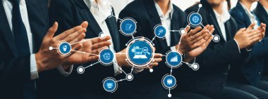 Çevrimiçi varlığı artırma ve SEO etkinliğini artırma stratejilerini temsil eden dijital pazarlama ikonları eşliğinde alkışlayan bir grup iş adamı. Dostluk