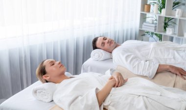 Kafkas çift müşterisi stres önleyici spa masajının keyfini çıkarıyor ve lüks otel veya oteldeki gündüz açık hava ortamında güzellik teniyle eğleniyor. Sessiz.