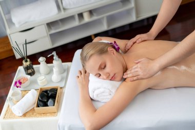 Kafkasyalı kadın müşteri stres önleyici spa masajının keyfini çıkarıyor ve lüks otel ya da oteldeki gündüz açık ortam güzellik salonunda güzellik teniyle eğleniyor. Sessiz.