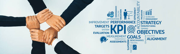 Разнообразные руки объединяются в сотрудничестве, символизирующем командную работу и общие цели, подчеркивая важность KPI и показателей эффективности в достижении успеха бизнеса. Ах!
