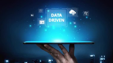Veri güdümlü karar verme işi analitik, veri toplama ve yapay zeka sistemleri yoluyla güçlendirir. Veri güdümlü araçlar veri işleme ve veri görselleştirmesini veri platformları boyunca destekler. Muxer
