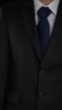 İşadamı robot sanayi devriminin ima edici teknolojisinin hologramını gösterdi. Sanal artırılmış gerçeklik, geleceksel HUD oluşturmak için 3 boyutlu görüntüleme ve animasyon ile oluşturulmuştur. .