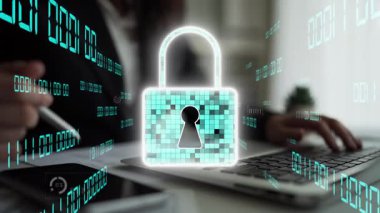 Bir kilit sembolünün görsel temsili ile dijital güvenliğin önemli yönlerini araştırın, modern bir çalışma alanında veri koruması ve siber güvenliği vurgulayın. Xenic