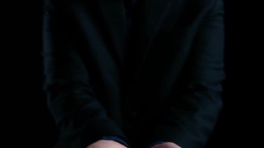 Adalet ölçeğini gösteren fütürist dijital hukuk arayüzü, dijital hukukun altını çizen, AI uyumu, dijital hukuk sistemleri ve güvenli yönetim için dijital hukuk düzenlemeleri. Elide