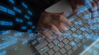 Bu resim, grafikler ve grafikler de dahil olmak üzere dijital veri görselleştirmesi arkaplanının ortasında bir klavyeye yazarak iş dünyası üzerindeki teknolojik etkisini gösteren elleri tasvir ediyor. Xenic