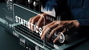 Modern bir çalışma alanı ortamında üst üste dizilmiş istatistik grafikleri ve veri görselleştirme unsurları olan bir dizüstü bilgisayarda yazı yazan eller. Asemptotik akıllı veri analitiği.