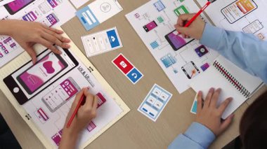 Mobil uygulama ya da web sitesi için kullanıcı arayüzü prototipi planlayan şirket çalışanlarının en iyi görünüm videosu. UX UI tasarımcı beyin fırtınası kullanıcı dostu arayüz planı. Sinerjik