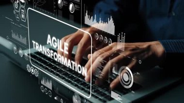 Eller Laptop 'ta, Çevik Dönüşüm ve Dijital Yenilik Konseptlerini Temsil Eden Sanal Veri Grafikleri ile Yazıyor. Asemptotik akıllı veri analitiği.