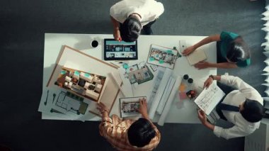 Profesyonel mimar mühendis ekibinin ev modeline yapışkan notlar yazıp not tutması ve iç tasarımcının dış tasarım hakkında konuşup tartışması. Hizalama.