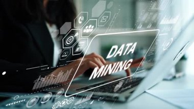 Dijital Grafik ve Analitik Sembollerle çevrelenmiş Dizüstü bilgisayarla Veri Madenciliği kavramı. Asemptotik akıllı veri analitiği.