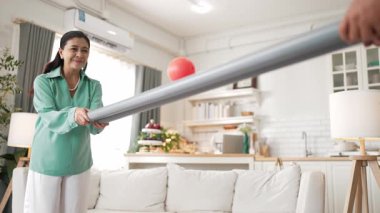 Büyükannenin elinde boru var ve göz, el koordinasyonunu geliştirmek ya da odaklanma ve konsantrasyonu arttırmak için top yuvarlama oyunu oynuyor. Yaşlı çift stresi azaltıyor. Sağlık hizmetleri. Myrmidon.