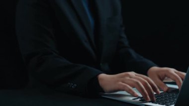 Telif haklarını anlamak dijital yayıncılıkta gereklidir. Telif hakkı fikri mülkiyetin korunmasını sağlar. Telif hakkı ve terimler, telif hakkı ihlali ve yasal çatışmaları önlemeye yardımcı olur. Elide