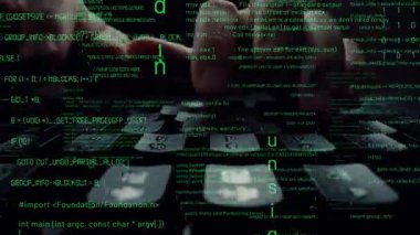 Bilgisayar klavyesinde çalışan ve soyut program kodları ve bilgisayar betiği gösteren bir adam tarafından bilgisayar programlama ve yazılım geliştirmenin yaratıcı görüntüsü