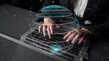 Profesyonel bir kadın, modern bir çalışma alanında teknolojik gelişmeyi ve küresel bağlantıyı temsil eden bir dizüstü bilgisayardaki sanal dünya ve dijital elementlerle etkileşim içindedir. Xenic