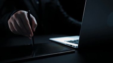 Bu resim, modern bir çalışma alanı ortamında teknoloji ve veri görselleştirmesini vurgulayan holografik bir dizayn ile gelecekteki dijital arayüzü gösteriyor. Dörtgen