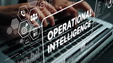 Eller Laptop 'ta Operasyonel Zeka Grafikleri ve Analitikle İlgili Veri Görselleştirme Elementleri' nin Üstüste konmasıyla Yazılıyor. Asemptotik akıllı veri analitiği.