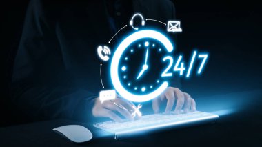 24 saatlik müşteri hizmetlerinin modern tasviri klavyede el yazısı, aydınlatılmış saat ve karanlık bir arkaplana karşı çeşitli iletişim simgeleri. Dörtgen