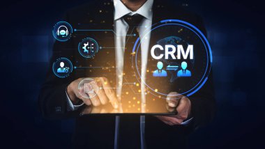 CRM platformları veri analizi, CRM iletişim araçları ve otomasyon yoluyla müşteri ilişkilerini geliştirir. CRM sistemleri müşteri yönetimi, izleme ve CRM ilişki başarısını destekler. Eğri