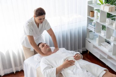 Kafkas erkek müşteri stres önleyici spa masajının keyfini çıkarıyor ve lüks otel veya oteldeki gündüz açık hava ortamında güzellik derisi eğlencesi ile şımartıyor. Sessiz.