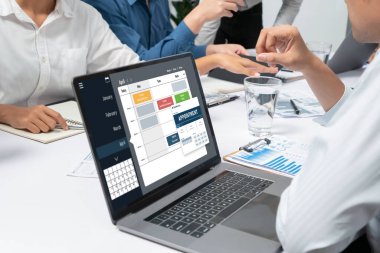 İnternet sitesinde canlı eleştiriler için çevrimiçi aplikasyon rezervasyon takvimi