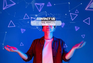 Modern bir ortamda, sanal teknoloji unsurlarına doğru hareket eden, dijital çağda müşteri hizmetleri desteği ve iletişimini sembolize eden bir kişiyi gösteren çekici bir görüntü. XDMCP