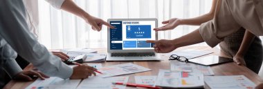 Şirket işleri için canlı bilgisayar yazılımının müşteri deneyimi ve gözden geçirme analizi