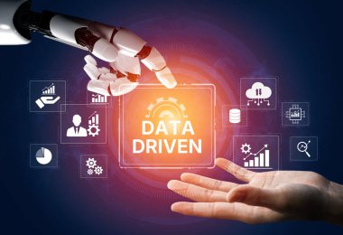 AI, akıllı analitik, akıllı veri görselleştirmesi ve stratejik iş hareketlerini işleyen, yorumlayan ve yönlendiren bulut tabanlı araçlarla veri güdümlü kararlar alır. Yapay Zeka Çizgisi