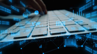 Veri görselleştirme ve analizini temsil eden, modern teknoloji ve iş kavramlarını gösteren dijital simgelerle çevrili bir bilgisayar klavyesinin yakın görüntüsü. Xenic