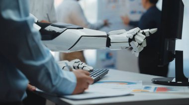 Gelişmiş teknolojinin modern çalışma ortamlarına kusursuz bir şekilde entegrasyonunu ve işbirliğini gösteren bir robot kolun yakın plan görüntüsü. Noogenesis