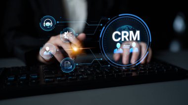 CRM platformları veri analizi, CRM iletişim araçları ve otomasyon yoluyla müşteri ilişkilerini geliştirir. CRM sistemleri müşteri yönetimi, izleme ve CRM ilişki başarısını destekler. Eğri