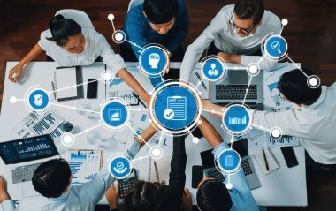 Üst düzey ofis çalışanları ofis odasında el ele tutuşarak iş sinerjisini ve iş yerindeki güçlü üretken takım çalışmasını sembolize ediyor. İş çalışanları arasındaki işbirliği ve birlik. İhtiyatlı Dostluk