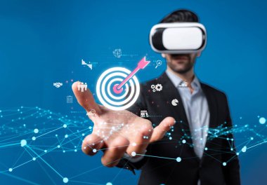 İş adamı müşteri hedef gruplarını belirlemek için verileri analiz eder, pazarlama stratejilerini rafine eder. Her hedef grubun özel ihtiyaçlarını karşılamak için iletiler gönderiliyor. EIDE