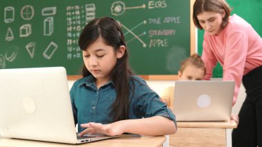 Mühendislik komut yazarken dizüstü bilgisayara bakan tatlı bir kız. Çok kültürlü bir öğrenci yapay zekayı öğrenirken öğretmenler sistemi öğretiyor ya da STEM sınıfında sınıfları kontrol ediyor. Pedagoji.