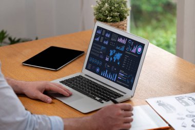 İş veri paneli, pazarlama stratejisi planlaması için iş zekası analizi sunar. Müşteri taleplerini analiz etmek ve iş dünyasının geleceğini önceden görmek için büyük veriler sunulur.