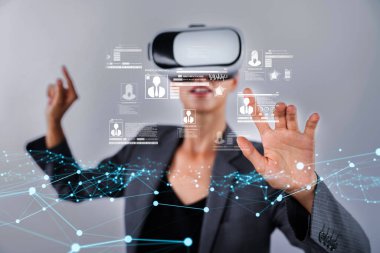 İş adamı kimlik güvenliğinin anahtarının üst düzey güvenlik uygulamalarıyla korunduğunu, kimlik hırsızlığının önlendiğini ve kimlik güvenliğinin artırıldığını keşfetti. Güvende kalın ve kimlik koruma stratejisine güvenin.