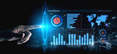 Fütürist dijital bir panelde interaktif grafikler ve dünya haritaları, analitik ve istatistikler gösteriliyor ve bir el ekrana dokunmaya hazırlanıyor. Etki