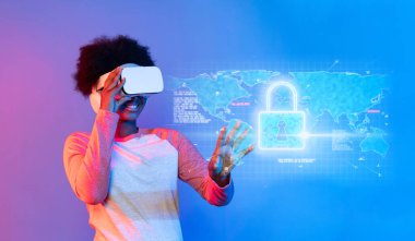 Genç bir insan, veri korumasını vurgulayarak canlı mavi ve mor bir ortamda siber güvenlik unsurlarını gösteren sanal gerçeklik arayüzü ile etkileşime girer. XDMCP